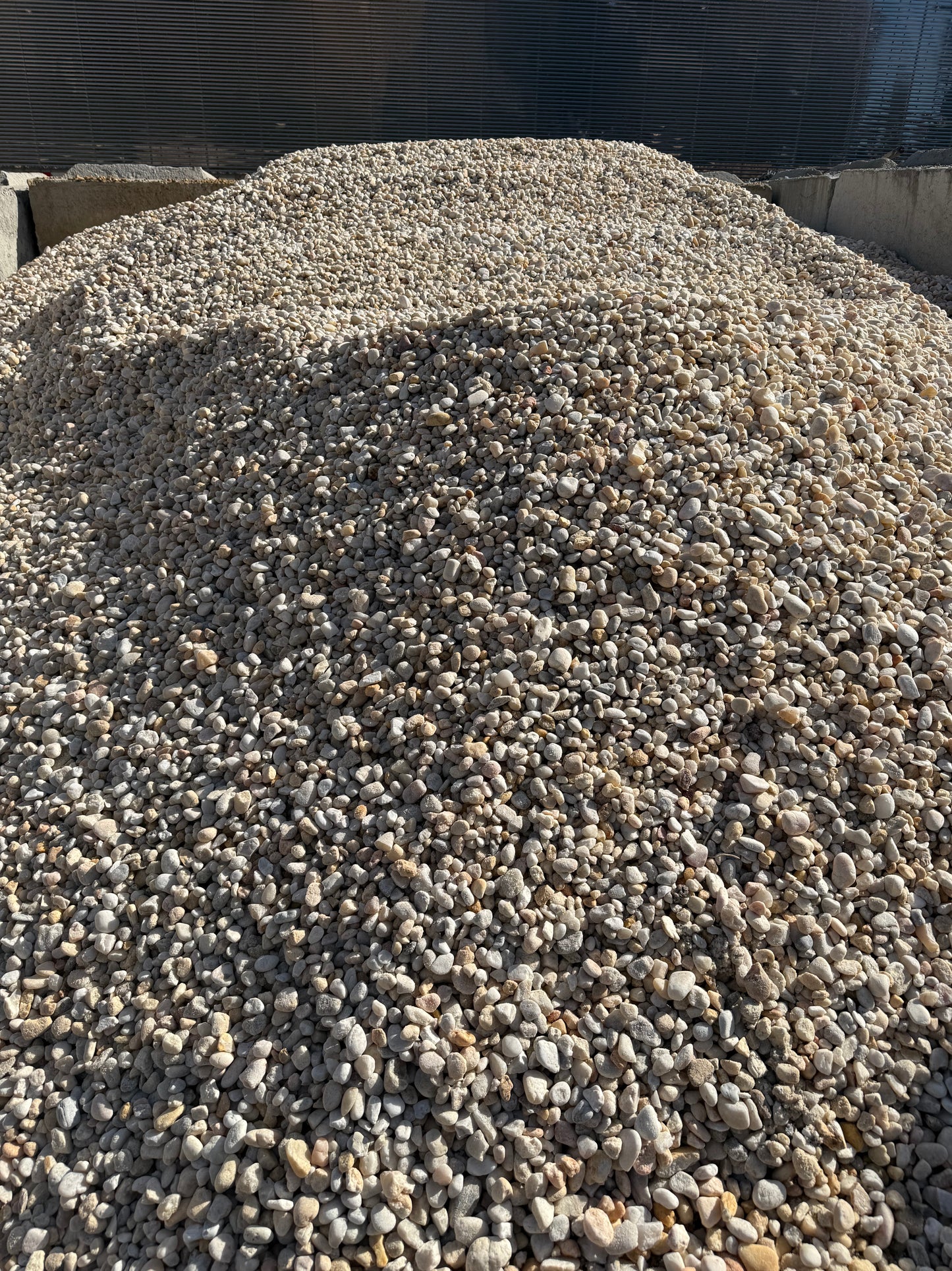 Gravel – White Stone Large 7/8" (Carolina per ton)